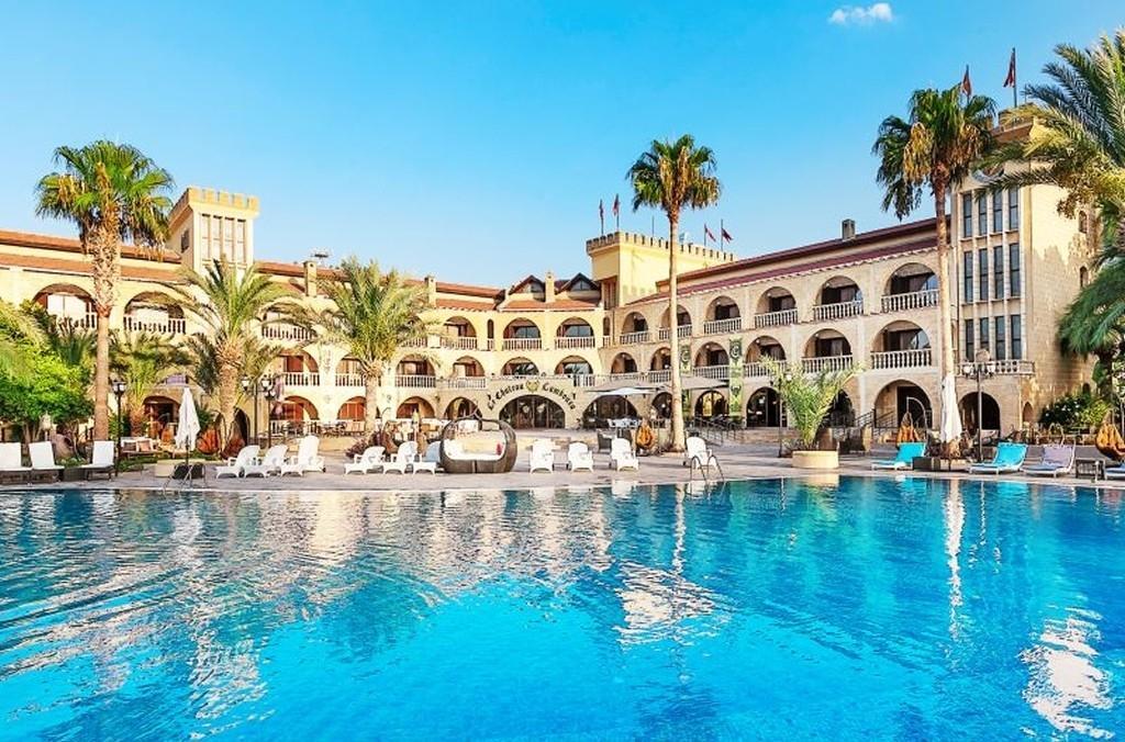 Le Chateau Lamboussa Hotel