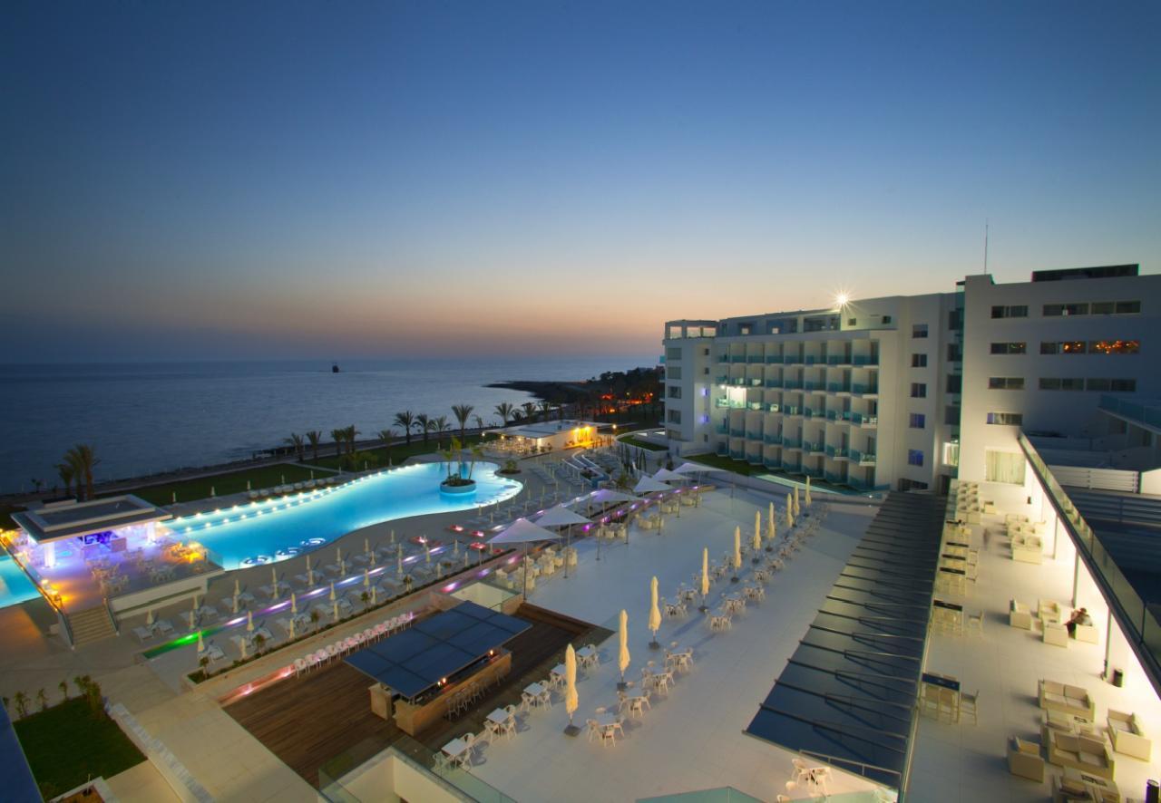 Beach hotel. Отель Кинг эвелтон Кипр. King Evelthon Beach Hotel & Resort 5. Fun Sun Family King Evelthon 5 Кипр. 5* King Evelthon Beach Hotel & Resort на карте.