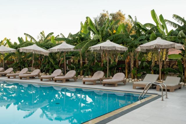 Ekati Mare Suites & Villas
