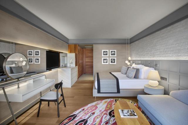 Achantus & Cennet Barut Collection