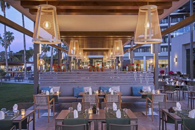 Achantus & Cennet Barut Collection