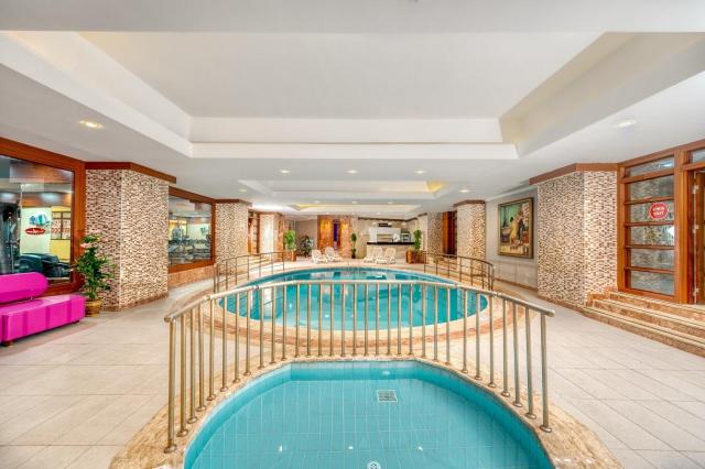 Oz Hotels Incekum Beach Resort