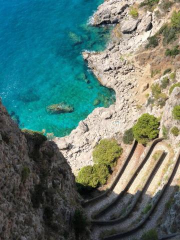 A VEZÚVTÓL AZ AMALFI PARTOKIG - Duino kastélya, Caserta, Capri, Sorrento, Positano, Ravello, Ferrara