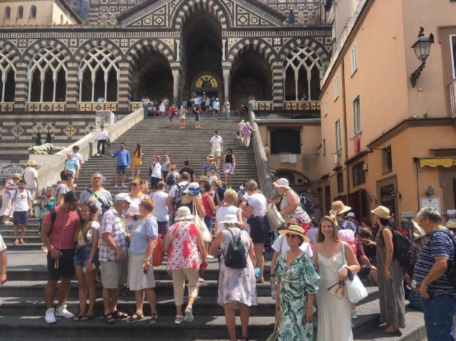 A VEZÚVTÓL AZ AMALFI PARTOKIG - Duino kastélya, Caserta, Capri, Sorrento, Positano, Ravello, Ferrara