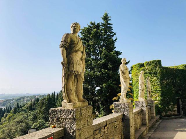 A VEZÚVTÓL AZ AMALFI PARTOKIG - Duino kastélya, Caserta, Capri, Sorrento, Positano, Ravello, Ferrara
