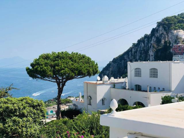 A VEZÚVTÓL AZ AMALFI PARTOKIG - Duino kastélya, Caserta, Capri, Sorrento, Positano, Ravello, Ferrara