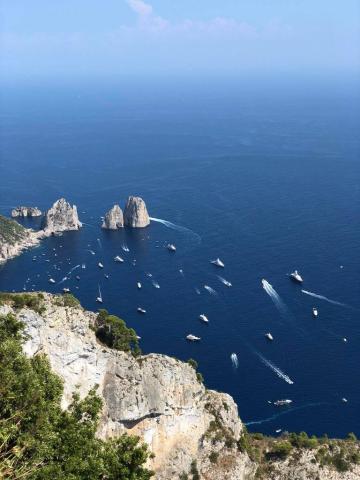 A VEZÚVTÓL AZ AMALFI PARTOKIG - Duino kastélya, Caserta, Capri, Sorrento, Positano, Ravello, Ferrara