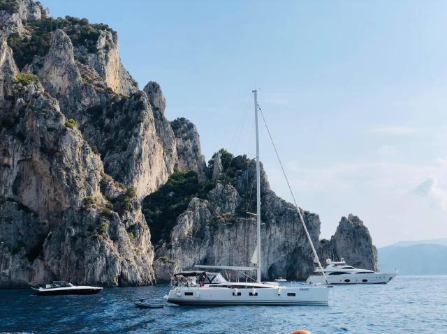 A VEZÚVTÓL AZ AMALFI PARTOKIG - Duino kastélya, Caserta, Capri, Sorrento, Positano, Ravello, Ferrara