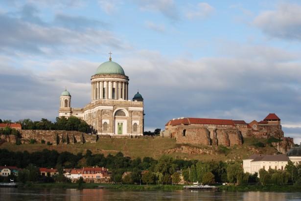 LOVASSZÍNHÁZ KOMÁROMBAN - TARTALMAS KIRÁNDULÁSSAL A DUNA MENTÉN - Dobogókő, Visegrád és Esztergom. Neszmélyi kulináris élvezetek.