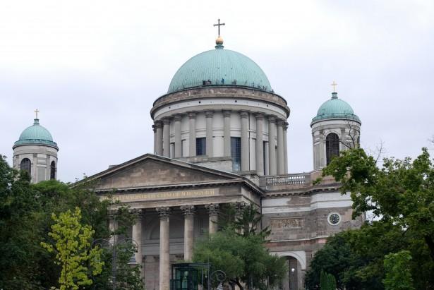LOVASSZÍNHÁZ KOMÁROMBAN - TARTALMAS KIRÁNDULÁSSAL A DUNA MENTÉN - Dobogókő, Visegrád és Esztergom. Neszmélyi kulináris élvezetek.