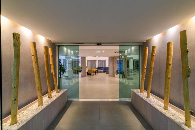 Tasia Maris Sands Hotel