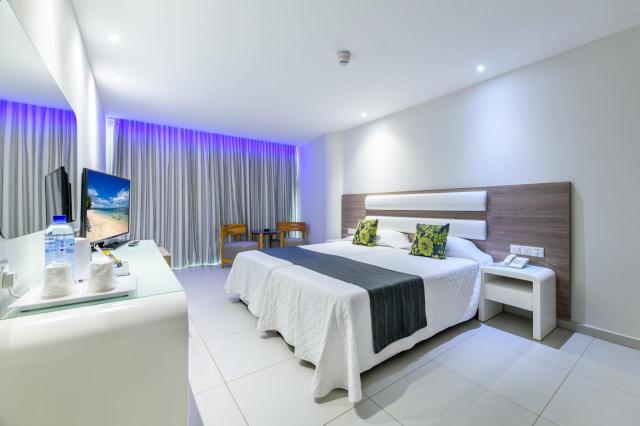Tasia Maris Sands Hotel