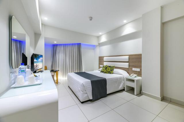Tasia Maris Sands Hotel
