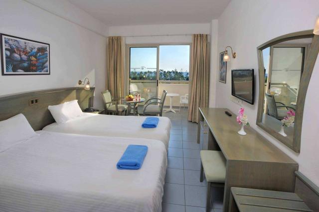 Nissiana Hotel & Bungalows