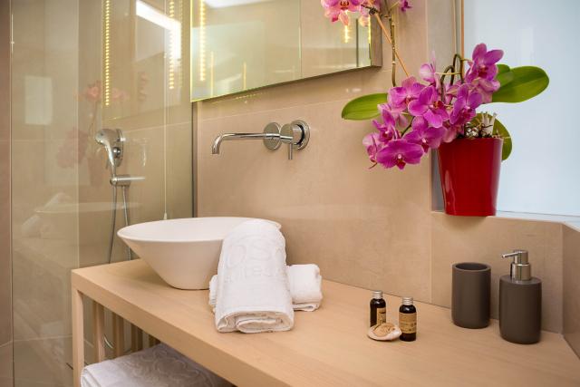 Oscar Suites & Village Hotel