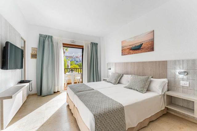 Klayman Olivina Aparthotel
