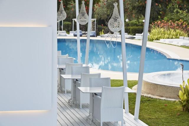 Mr&Mrs White Couple Retreat