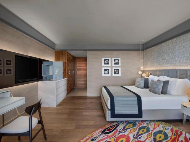 Achantus & Cennet Barut Collection