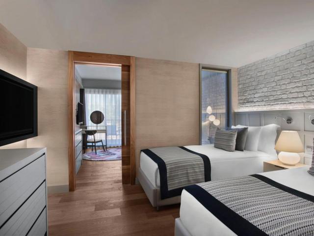 Achantus & Cennet Barut Collection