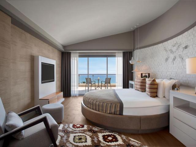 Achantus & Cennet Barut Collection