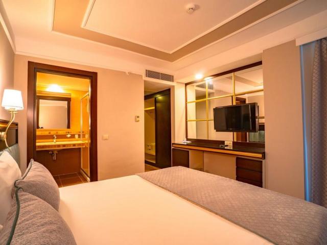 Royal Atlantis Spa & Resort Hotel 