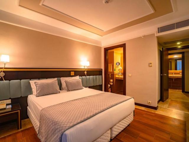 Royal Atlantis Spa & Resort Hotel 
