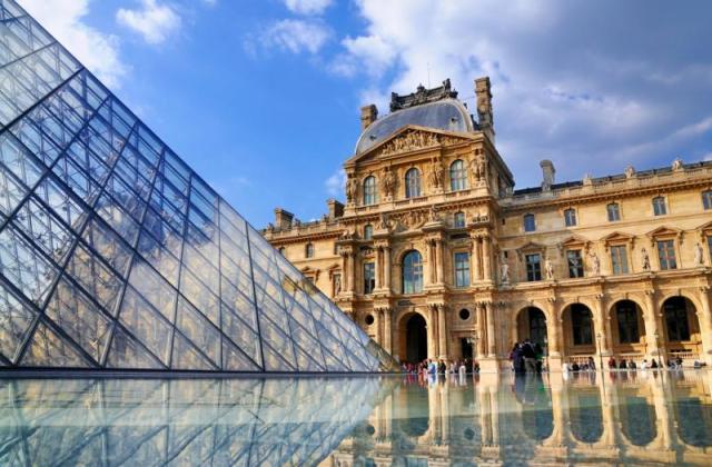 dreamstime_m_20878633-Louvre piramis.jpg
