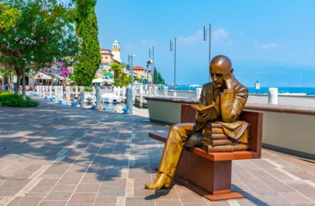 dreamstime_m_205068693-Gardone Riviera.jpg