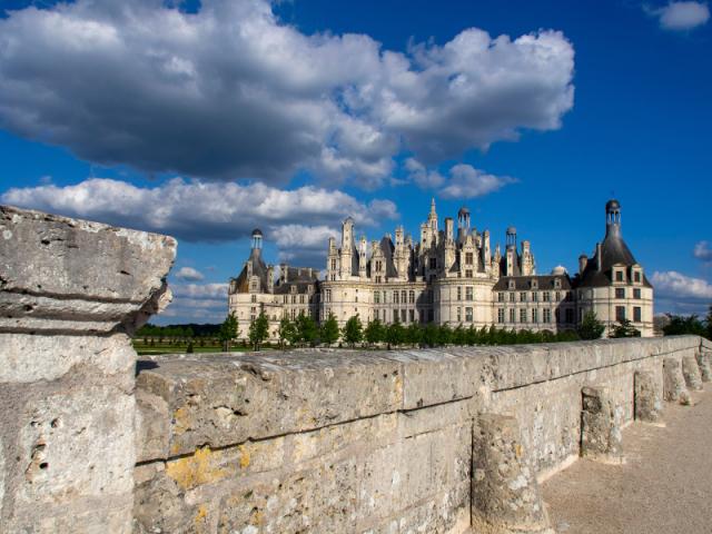 Loire-menti kastélyok és Párizs