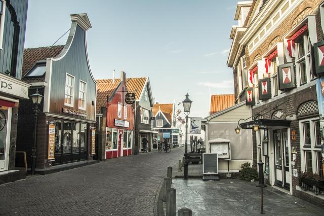 volendam-5039370_1280
