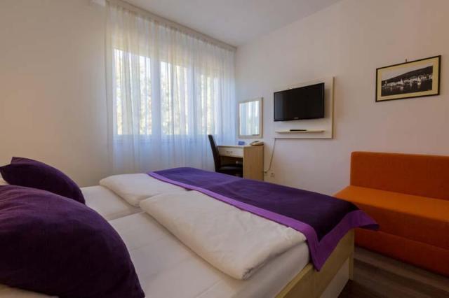 H.Slaven_Standard Twin room 1.jpg