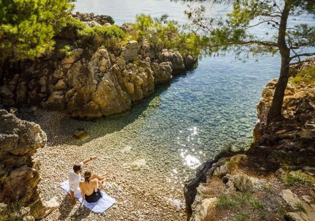 Photos_Island of Rab_Destinacija_Rab_beach_couple.jpg