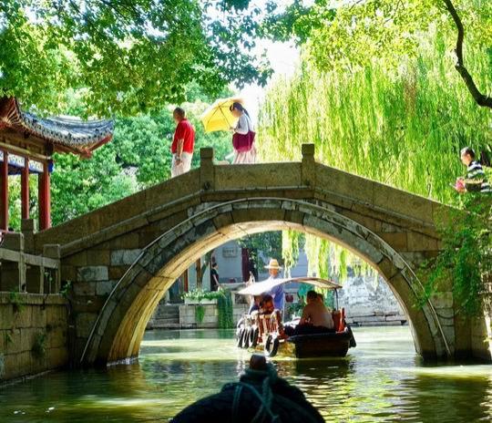 Peking – Shanghai – Suzhou – Xian – Guilin – Kanton (pandalátogatással az állatkertben) – Hong Kong – Makaó