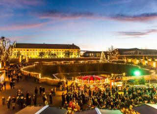 Adventi barokk vásár a Schloss Hof kastélyban fényparkkal és városnézés Pozsonyban