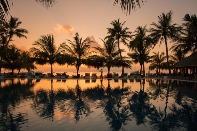 MeeruDhoniBarPoolSunset2