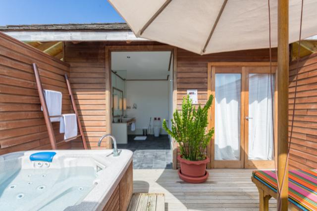 MeeruJacuzziWaterVillaBathroom&JacuzziArea1