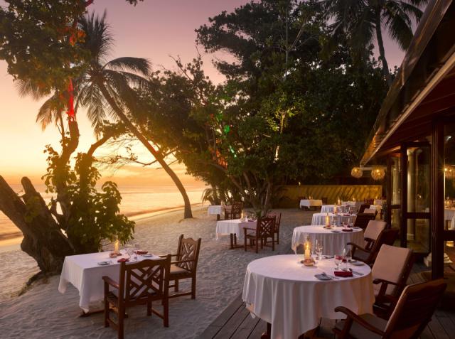 Royal Island - Raabondhi Restaurant - Sunset View - 4K