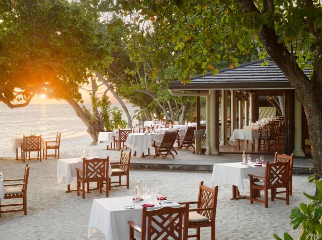 Royal Island - Raabondhi Restaurant - Seating - 4K
