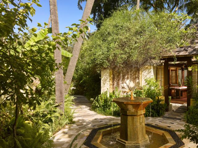 Royal Island - Araamu Spa - Fountain - 4K