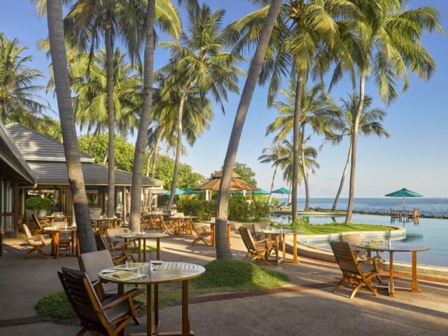 Royal Island - Main Bar - Poolside - 4K