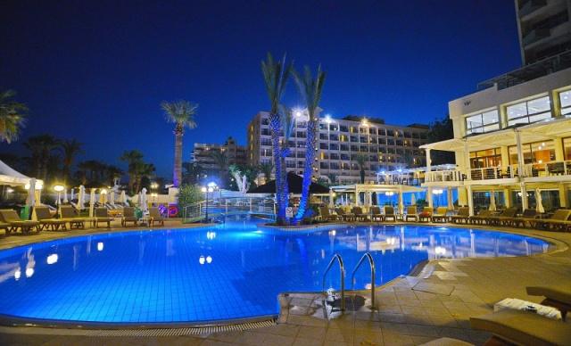 pool-by-night2