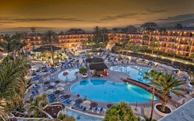 PISCINA-DE-NOCHE