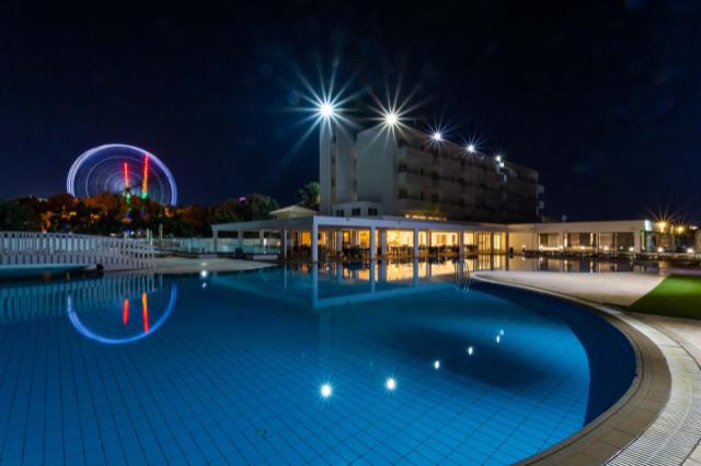Pierre Anne Beach Hotel_medence