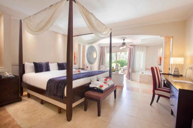Elegance-Club-Majestic-Jr-Suite-bed