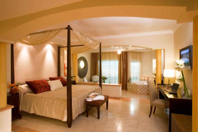 jr-suite with jacuzzi-majestic-elegance-bed-2