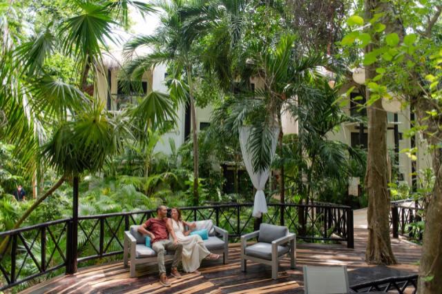gardens-seating-at-the-reef-playacar-playa-del-carmen-quintana-