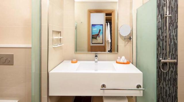 08-mirage-superior-sea-view-king-with-bunk-bed-bathroom