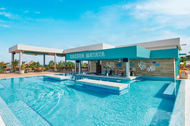 RIU JUmbo-medence2