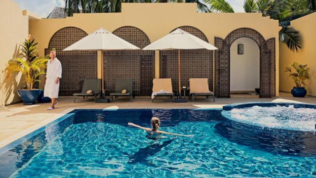 tui-blue-bahari-zanzibar-outside-pool-with-integrated-whirlpool
