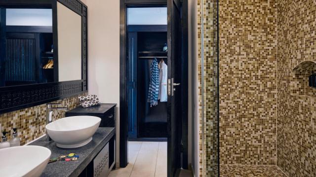 tui-blue-bahari-zanzibar-promo-deluxe-room-african-style-bathro
